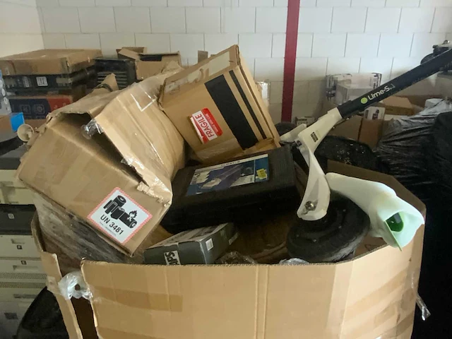 Partij retourgoederen (21 pallets, o.a. televisies en huishoudelijke apparaten) - afbeelding 15 van  35