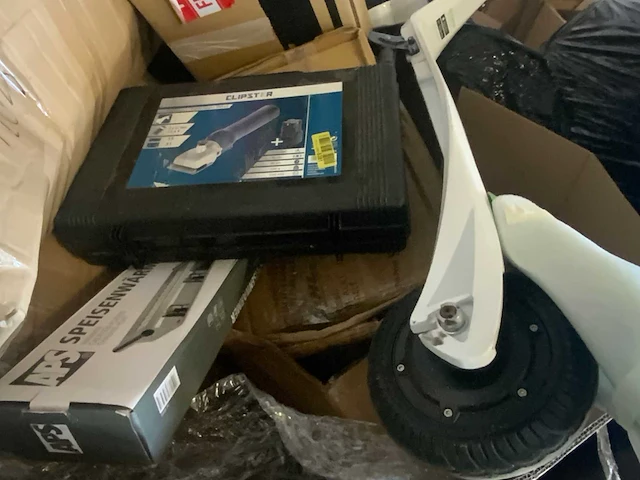 Partij retourgoederen (21 pallets, o.a. televisies en huishoudelijke apparaten) - afbeelding 17 van  35