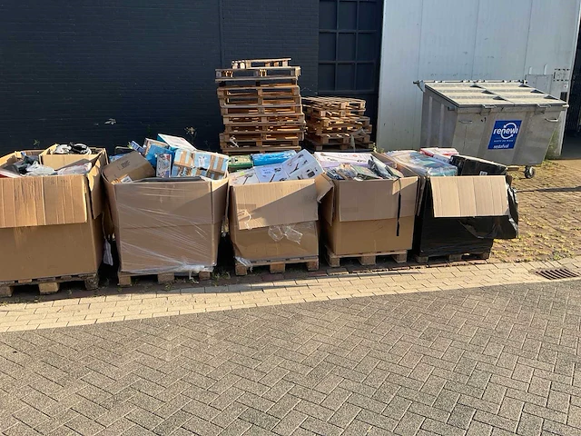 Partij retourgoederen - afbeelding 44 van  46