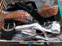 Partij riemen inclusief verkoopbak - afbeelding 1 van  3