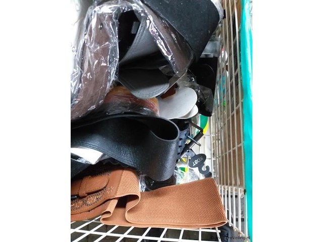 Partij riemen inclusief verkoopbak - afbeelding 2 van  3