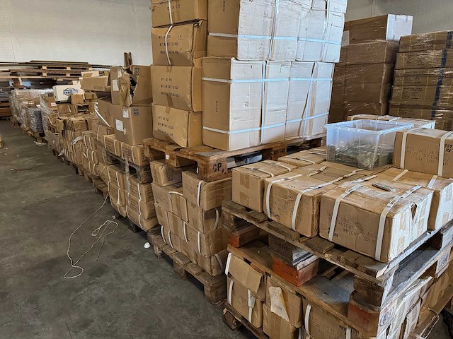 Partij rodax hang- en sluitwerk circa 5.000kg - afbeelding 1 van  6