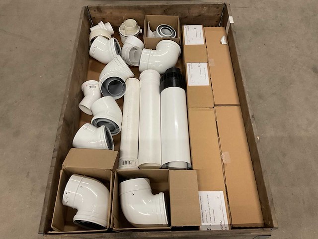 Partij rookgas afvoer en lucht toevoer hulpstukken - afbeelding 1 van  5