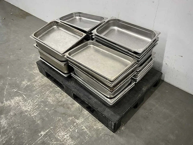 Partij rvs gn 1/1 gastronormbakken en deksels - afbeelding 3 van  5