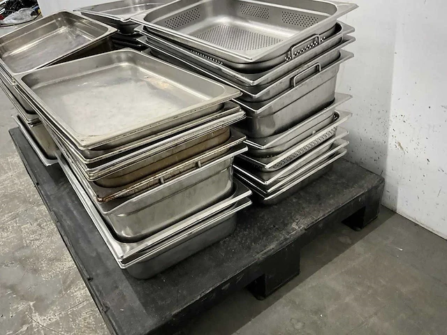 Partij rvs gn 1/1 gastronormbakken en deksels - afbeelding 4 van  5