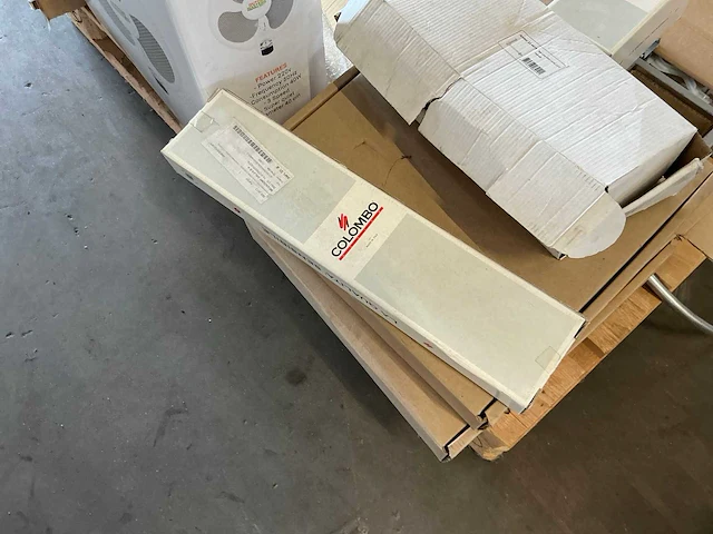 Partij sanitair, inbouwnissen, vloerverwarming, spiegel, etc - afbeelding 13 van  13