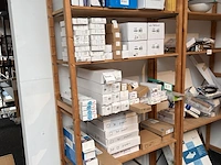 Partij sanitair (inhoud kast op foto) - afbeelding 2 van  3