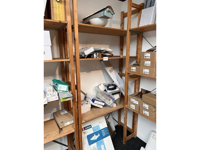 Partij sanitair (inhoud kast op foto) - afbeelding 1 van  1