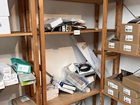 Partij sanitair (inhoud kast op foto) - afbeelding 1 van  1
