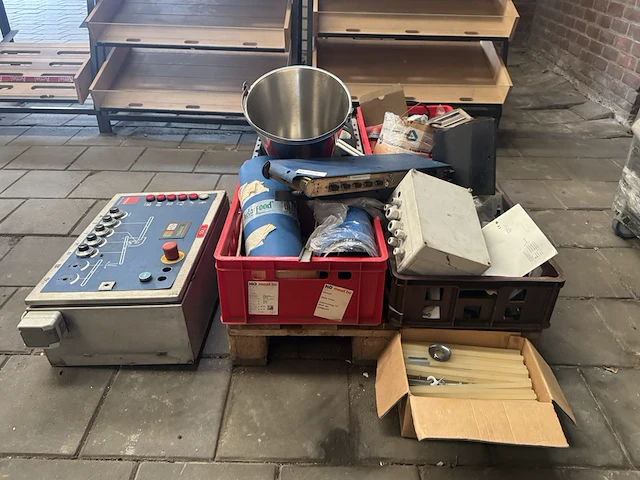 Partij schakelmateriaal en diversen - afbeelding 1 van  8
