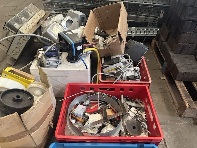 Partij schakelmateriaal en diversen - afbeelding 4 van  12