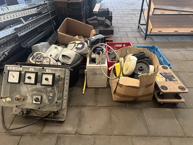 Partij schakelmateriaal en diversen - afbeelding 1 van  12