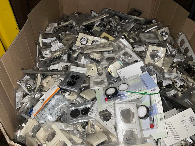 Partij schakelmateriaal of installatie toebehoren - afbeelding 1 van  2