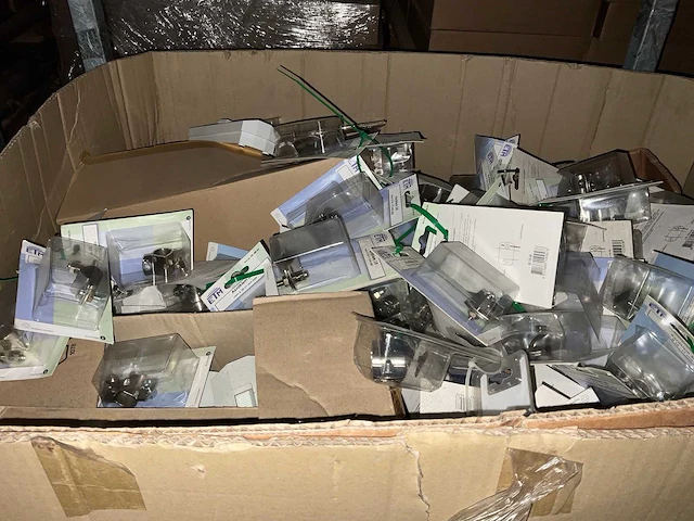 Partij schakelmateriaal of installatie toebehoren - afbeelding 1 van  3