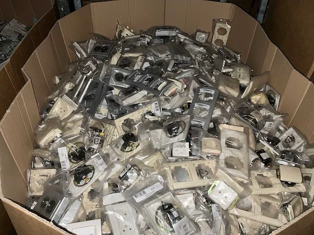 Partij schakelmateriaal of installatie toebehoren - afbeelding 1 van  2
