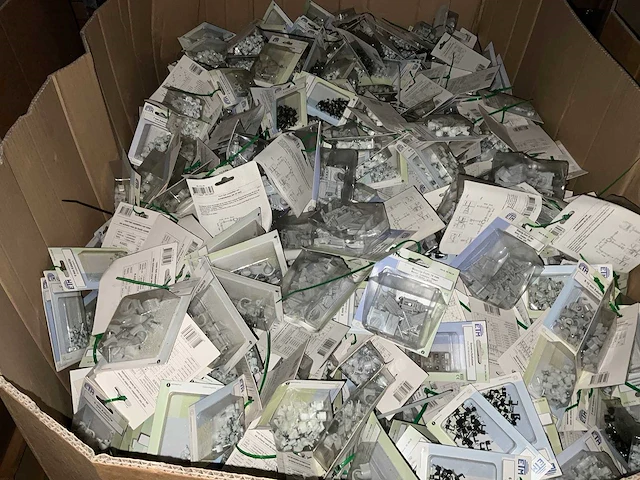 Partij schakelmateriaal of installatie toebehoren - afbeelding 1 van  2