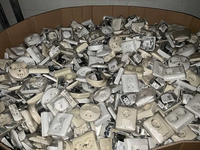 Partij schakelmateriaal of installatie toebehoren - afbeelding 1 van  2