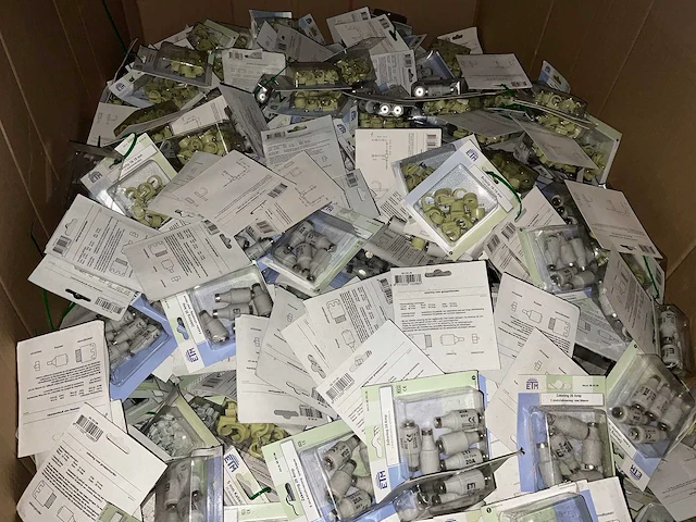 Partij schakelmateriaal of installatie toebehoren - afbeelding 1 van  2