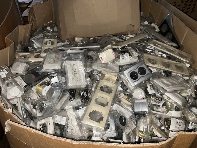 Partij schakelmateriaal of installatie toebehoren - afbeelding 1 van  2
