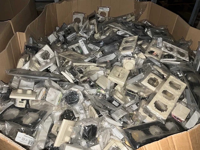 Partij schakelmateriaal of installatie toebehoren - afbeelding 1 van  2