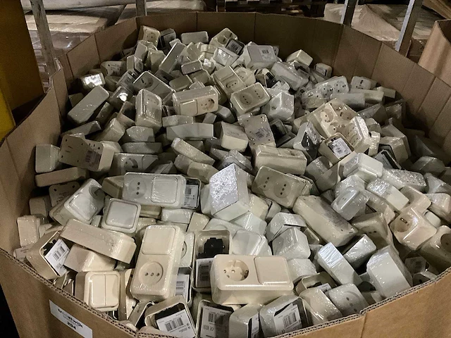 Partij schakelmateriaal of installatie toebehoren - afbeelding 1 van  2