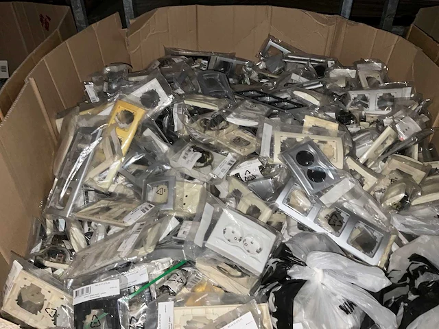 Partij schakelmateriaal of installatie toebehoren - afbeelding 1 van  2