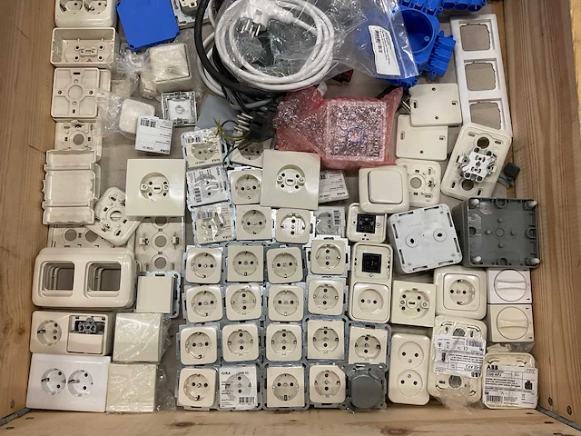 Partij schakelmateriaal - afbeelding 2 van  3