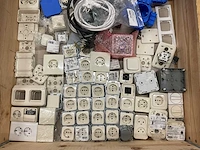 Partij schakelmateriaal - afbeelding 2 van  3