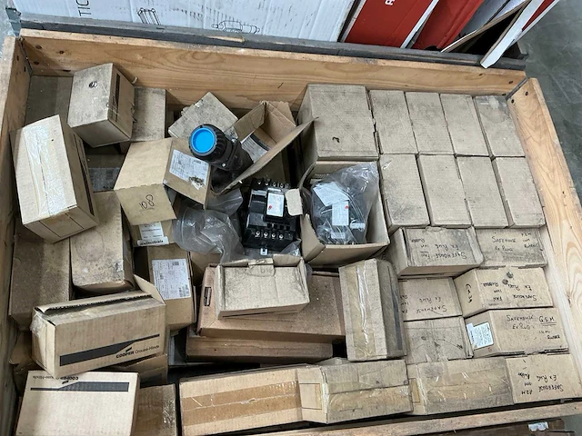 Partij schakelmateriaal - afbeelding 1 van  4
