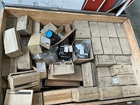 Partij schakelmateriaal - afbeelding 1 van  4