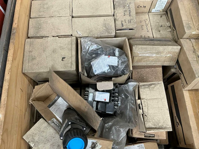 Partij schakelmateriaal - afbeelding 3 van  4