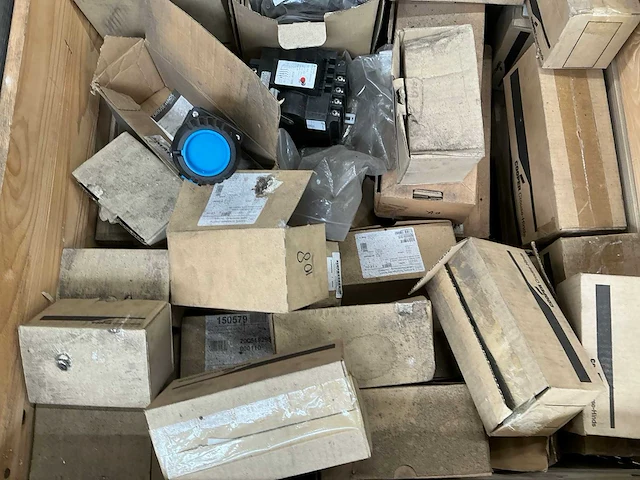 Partij schakelmateriaal - afbeelding 4 van  4