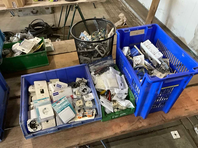 Partij schakelmateriaal - afbeelding 1 van  5
