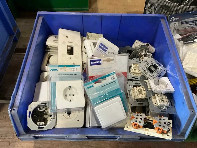 Partij schakelmateriaal - afbeelding 2 van  5