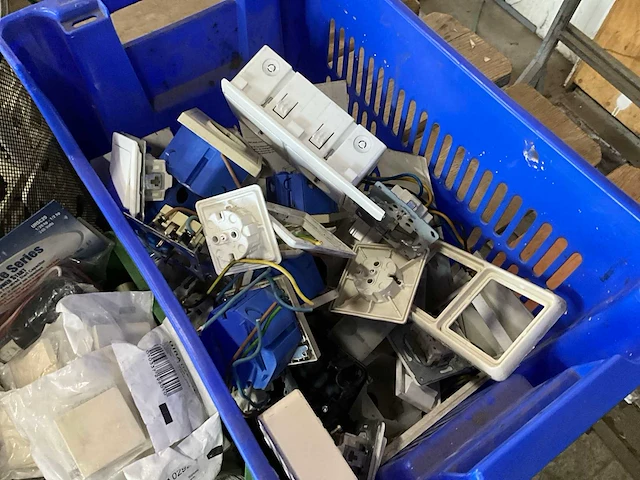 Partij schakelmateriaal - afbeelding 3 van  5