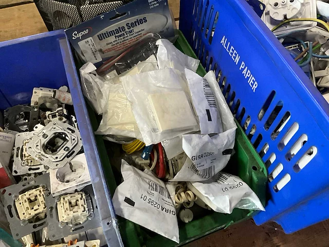 Partij schakelmateriaal - afbeelding 4 van  5