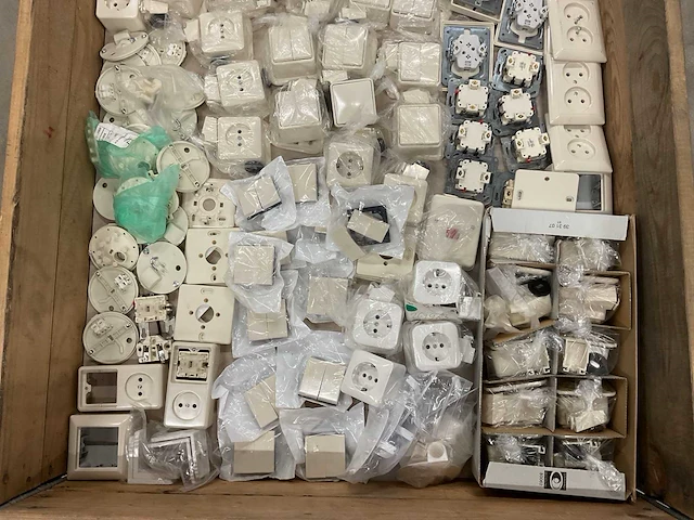 Partij schakelmateriaal - afbeelding 2 van  3