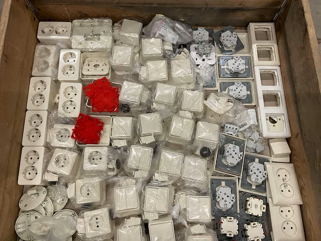 Partij schakelmateriaal - afbeelding 3 van  3