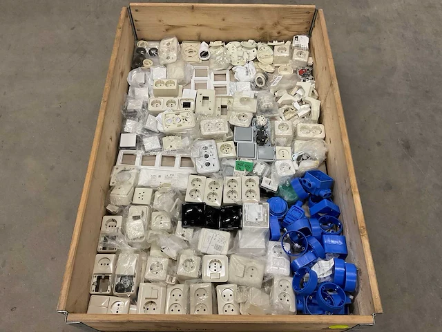 Partij schakelmateriaal - afbeelding 1 van  3