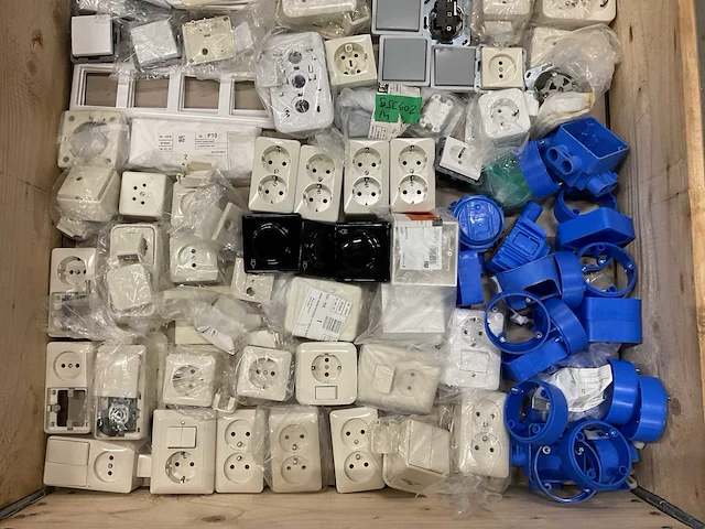 Partij schakelmateriaal - afbeelding 2 van  3