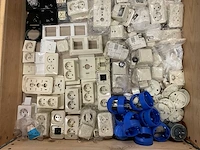 Partij schakelmateriaal - afbeelding 2 van  3