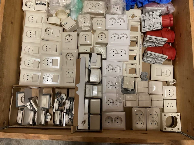 Partij schakelmateriaal - afbeelding 2 van  3