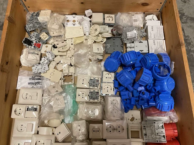 Partij schakelmateriaal - afbeelding 3 van  3