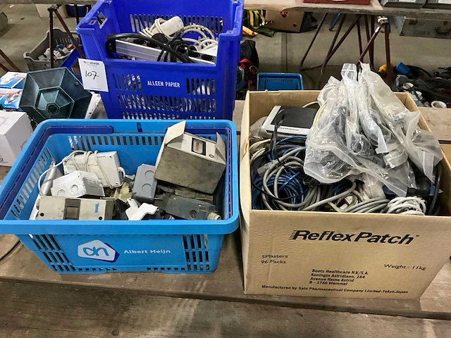Partij schakelmateriaal/draad - afbeelding 1 van  5
