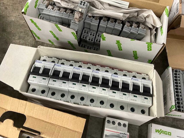 Partij schakelmaterial & elektra toebehoren - afbeelding 8 van  19