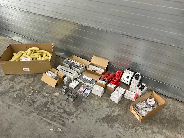 Partij schakelmaterial & elektra toebehoren - afbeelding 1 van  19