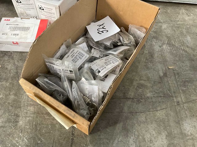 Partij schakelmaterial & elektra toebehoren - afbeelding 12 van  19