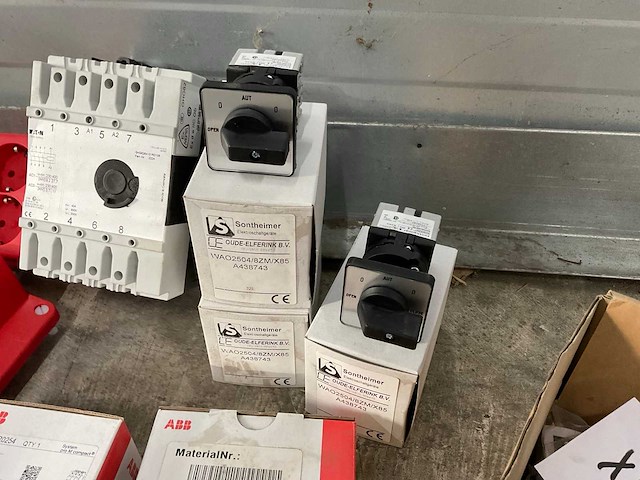 Partij schakelmaterial & elektra toebehoren - afbeelding 14 van  19