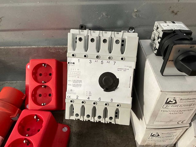 Partij schakelmaterial & elektra toebehoren - afbeelding 15 van  19