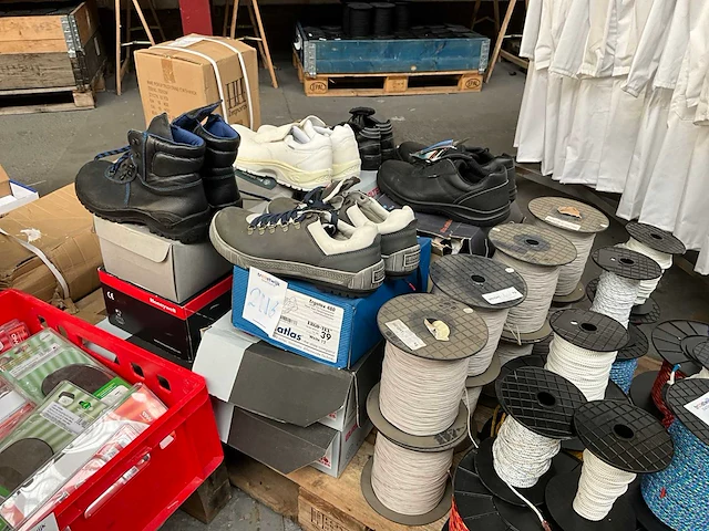 Partij schoenen - afbeelding 1 van  5